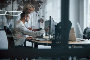 Precisa mesmo de um informático interno? Ou está a pagar por conforto… em vez de resultados?